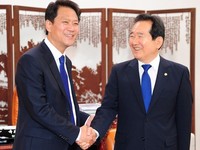 [포토] 정세균 의장과 악수하는 임종석 비서실장