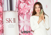 [포토] 잠실백화점에 등장한 김희애