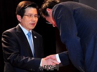 [포토] 장관들과 악수 하는 황교안 총리