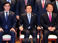 [포토] 기념촬영하는 황교안 총리