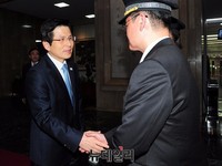 [포토] 청사직원과 악수 나누는 황교안