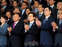 [포토] 청사 떠나기 전 박수 치는 황교안