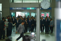 [포토] 인천공항 들어서는 홍준표 전 후보