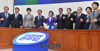 [포토] 당직자들과 기념사진 촬영하는 더불어민주당 추미애 대표