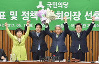 [포토] 손들어 인사하는 국민의당 김동철 신임 원내대표와 이용호 의장