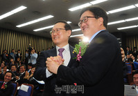 [포토] 손잡은 '홍영표-우원식' 더불어민주당 원내대표 후보