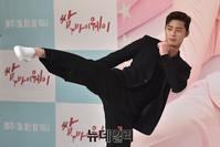 [포토] 쌈마이위에, 발차기 선보이는 박서준