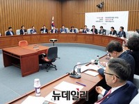 [포토] 원내대책회의 주재하는 정우택