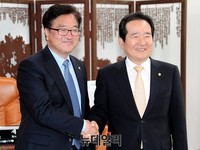 [포토] 정세균 국회의장과 악수하는 우원식 원내대표