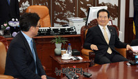 [포토] 대화 나누는 정세균 국회의장과 우원식 원내대표