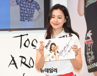 [포토] 사인지 든 배우 이하늬