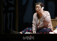 [포토] 연극 '친정엄마와 2박3일', 열연하는 강부자
