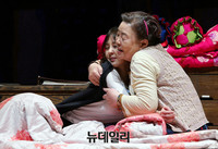 [포토] 강부자-전미선, 포옹하는 엄마와 딸