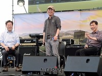 [포토] 故노무현 추도식, 대화하는 이재명-유시민-안희정