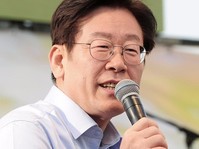 [포토] 故노무현 추도식서 발언하는 이재명