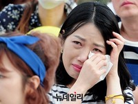 [포토] 故노무현 추도식서 눈물닦는 참가자