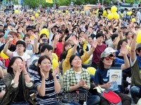 [포토] 故노무현 추도식서 박수치는 시민들