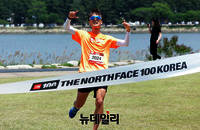 [포토] 10km부문, 1위로 결승선 통과하는 참가자