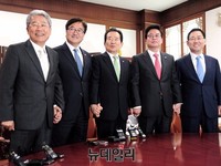 [포토] 정세균 국회의장과 손잡은 4당 원내대표