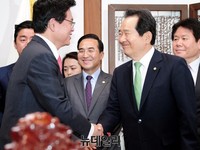 [포토] 악수하는 정세균-정우택