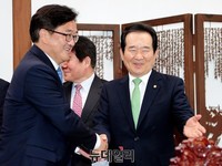 [포토] 악수하는 정세균-우원식