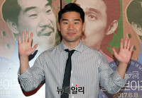 [포토] 영화 '델타보이즈' 김충길, 어색한 포즈