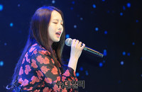 [포토] 크리샤츄, 파워풀한 데뷔 무대