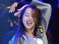 [포토] 타이틀곡 'Trouble' 무대 선보이는 크리샤츄