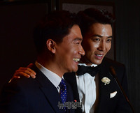 [포토] 결혼식 사회 맡은 조재윤 