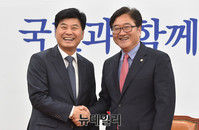 [포토] 악수 나누는 우원식 원내대표와 이춘희 세종시장