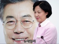 [포토] 당대표실 들어서는 추미애
