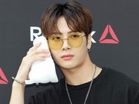 [포토] GOT7 잭슨, 운동화 들고 '여보세요'
