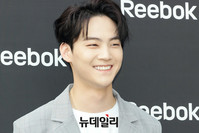 [포토] GOT7 JB, 시원한 꽃미소