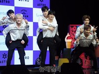 [포토] '베이비'로 돌아온 아스트로 어부바