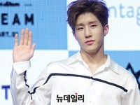 [포토] 아스트로 진진, 청량한 손인사