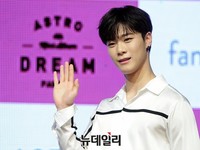[포토] 아스트로 문빈, 다정한 손인사