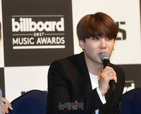 [포토] 수상소감 밝히는 방탄소년단 슈가