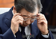 [포토] 안경 고쳐쓰는 서훈 국정원장 후보자