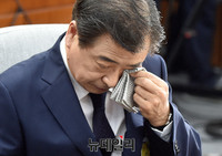 [포토] 손수건으로 눈 닦는 서훈 국정원장 후보자