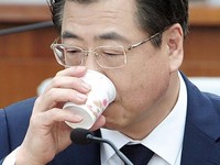 [포토] 국정원장 인사청문회, 물 마시는 서훈 후보자