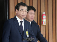 [포토] 국정원장 인사청문회 출석하는 서훈 후보자