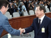 [포토] 국정원장 인사청문회, 악수하는 이철우-서훈