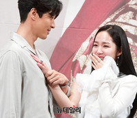 [포토] 이동건 가슴에 손 올린 박민영