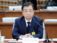 [포토] 질문 듣는 서훈 국정원장 후보자