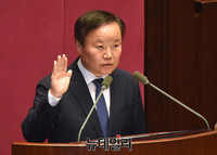 [포토] 선서하는 자유한국당 김재원 의원