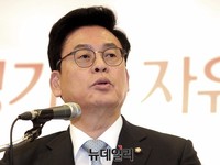 [포토] 토론회서 인사말 하는 정우택