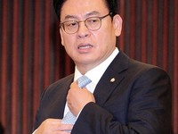 [포토] 토론회 참석하는 정우택