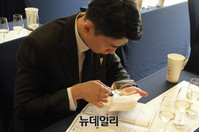 [포토] 한국소믈리에대회, 와인 색 보는 참가자