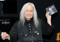 [포토] 신중현 '헌정앨범 손에 들고'