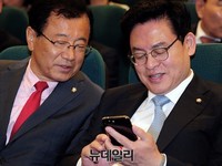[포토] 휴대전화보며 웃는 정우택
